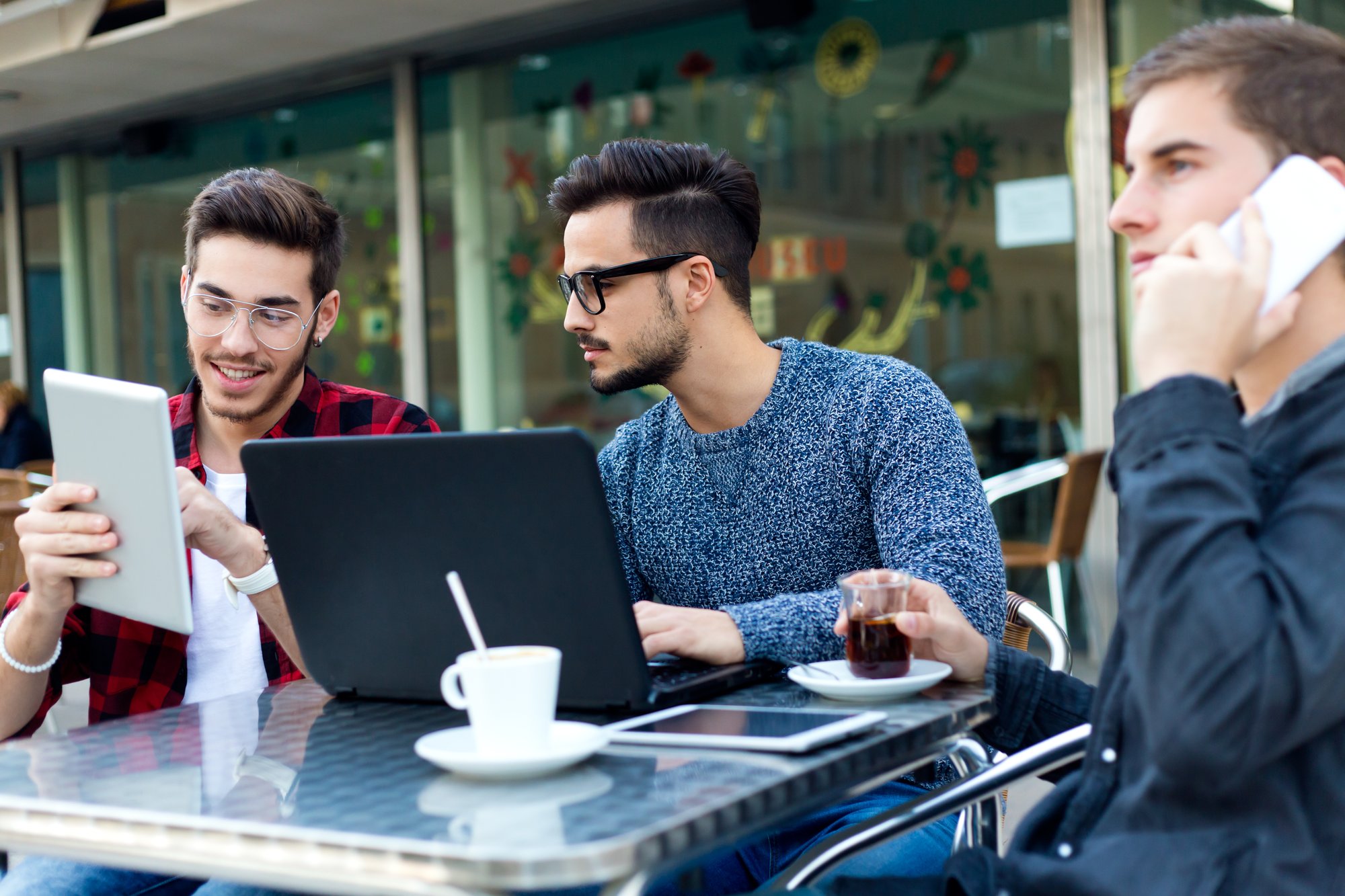 outdoor-portrait-young-entrepreneurs-working-coffee-bar outdoor-portrait-young-entrepreneurs-working-coffee-bar
